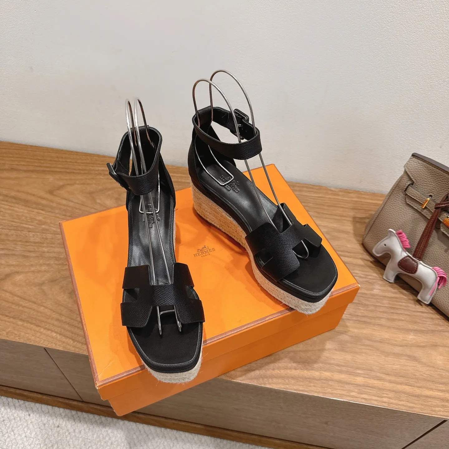 👟👟Ex-factory price 720👟👟 Hermes... a Eclair 2025 new color + popular series, the version is super positive, with a certain thickness, which makes the legs longer! Breathable, comfortable calfskin, spring and summer color matching, this item is both beautiful and comfortable! Channel supply code size: 35-39 can be ordered as 40.41 with airplane box ➕20